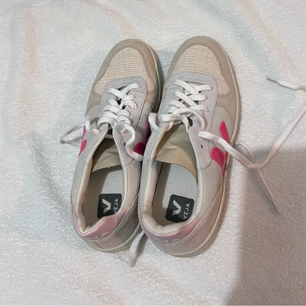 VEJA
Suede V-10 Sneakers - Women's Collection | Fluorescent pink - Picture 7 of 9